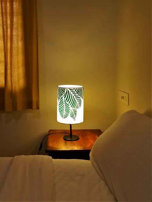 Round Handprint Foliage Table Lamp