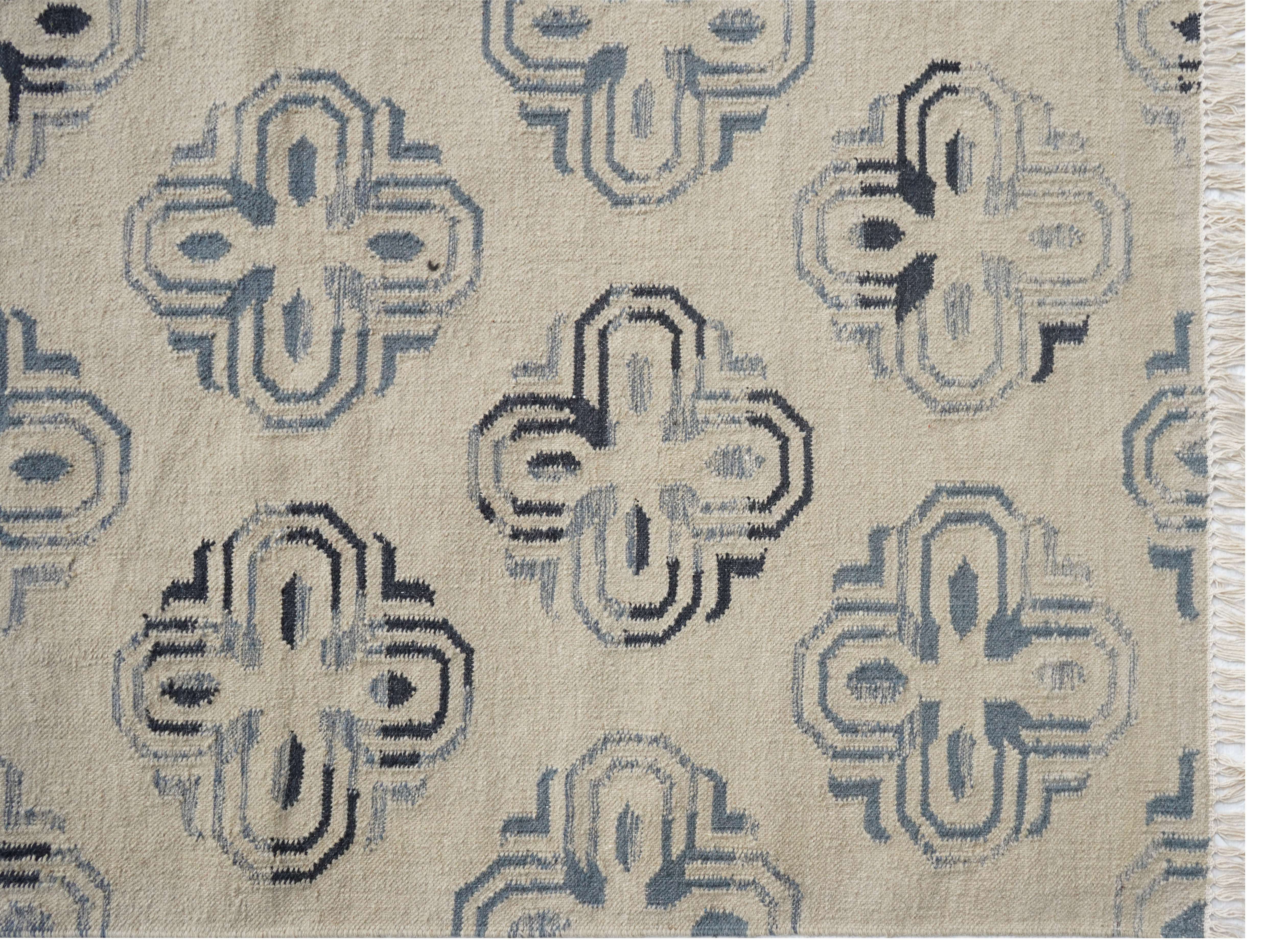 CREAM KILIM WITH BLUE FLOWER