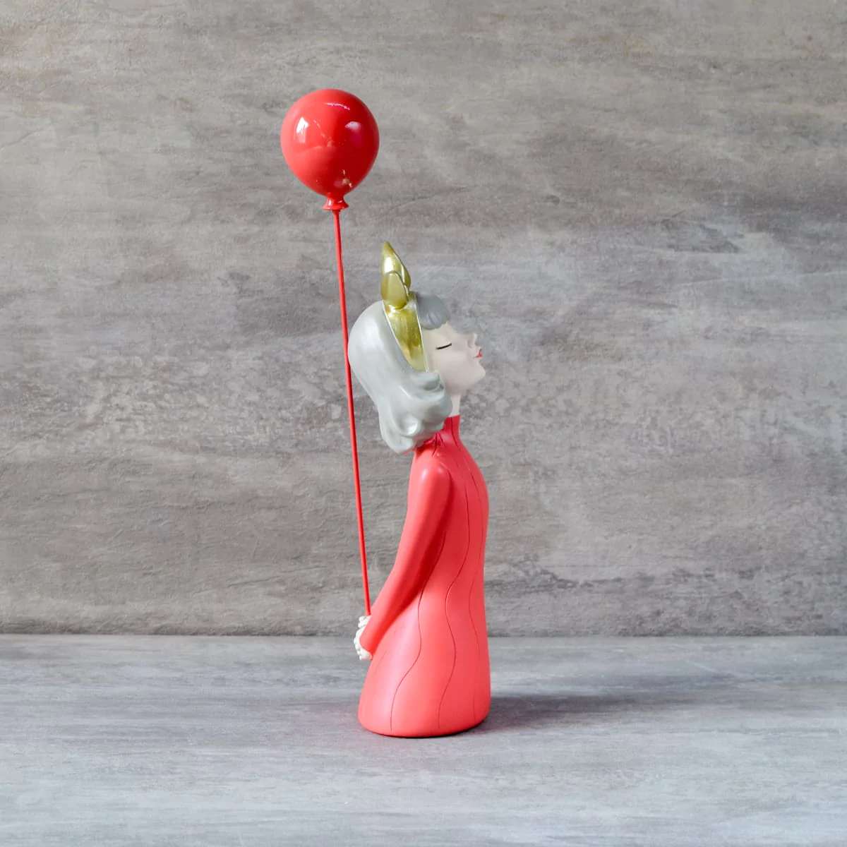 Scarlette with a Baloon Sculpture