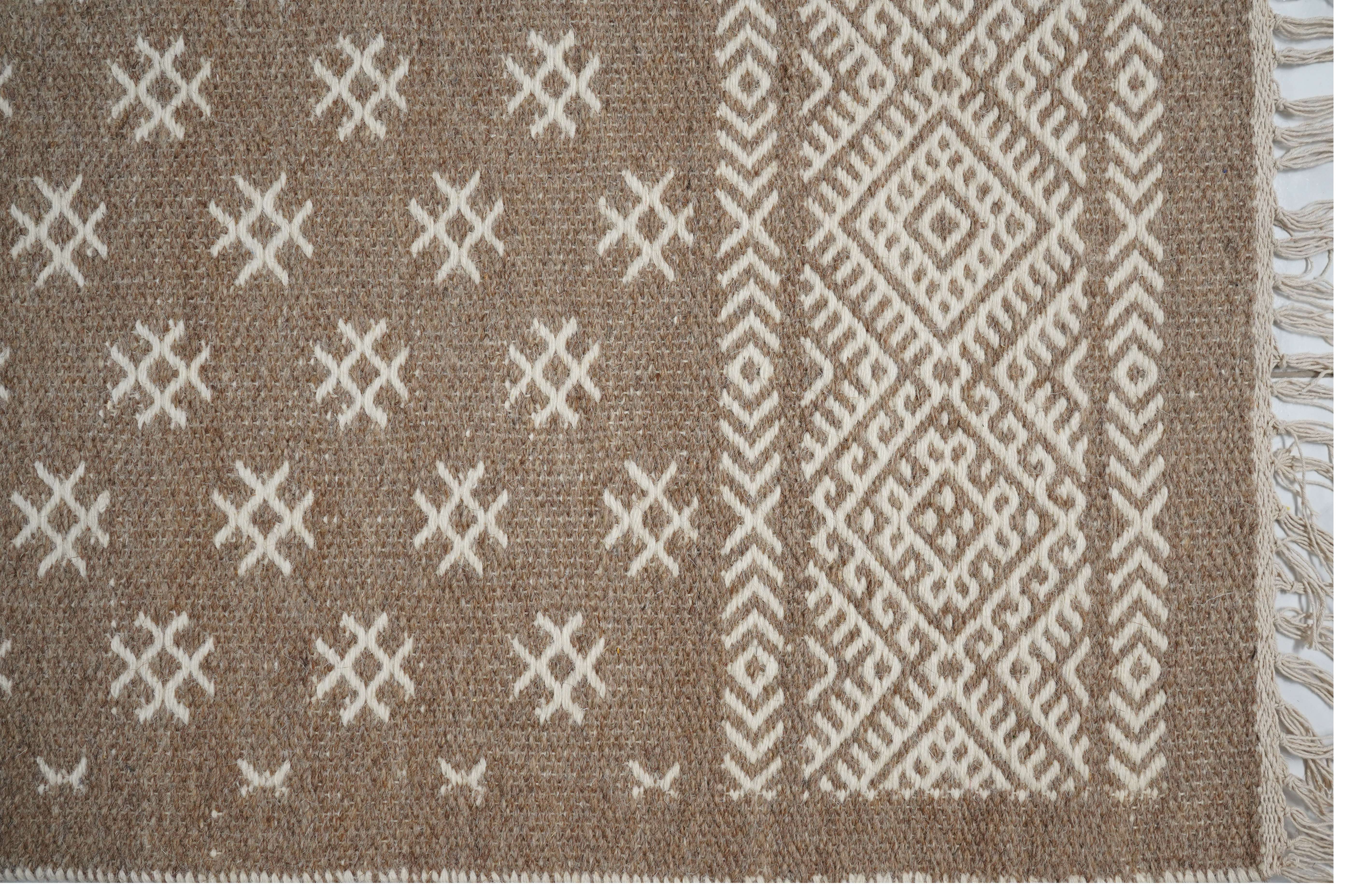 BROWN KILIM RUG WITH WHITE FLOWER