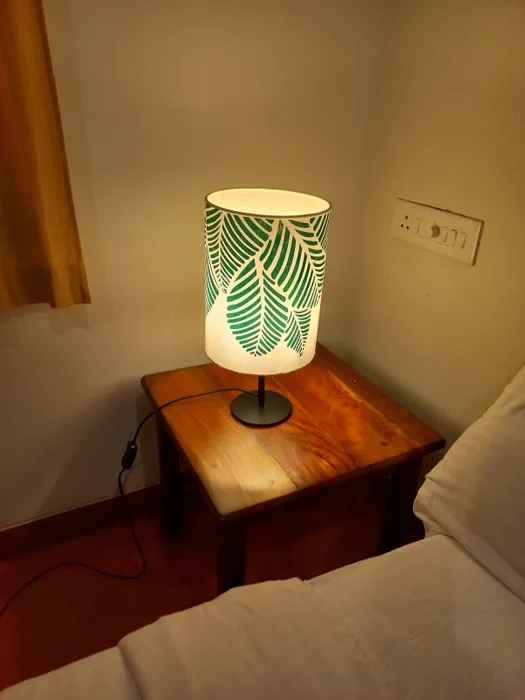 Round Handprint Foliage Table Lamp