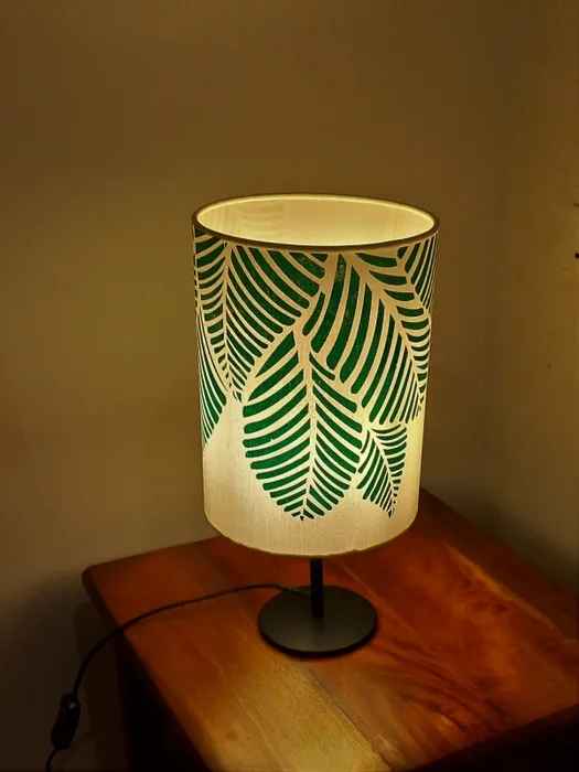 Round Handprint Foliage Table Lamp